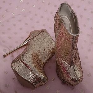 Qupid Flirty Gold Glitter Booties SZ 7.5